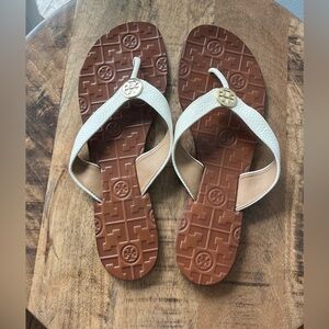 Tory Burch Thora Thong Sandals in Ivory Patent Leather,   Size 9. Brand New